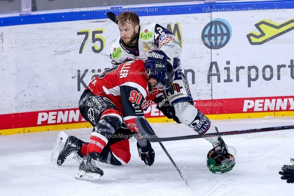 KEC15042601185 | 15.04.2026, Eishockey, DEL Halbfinale Play-Offs, Kölner Haie - Eisbären Berlin, Spiel 4, Lanxess-Arena Köln: Moritz Müller (Kölner Haie #91) im Handgemenge Zweikampf gegen  Eric Mik (Eisbären Berlin #12)