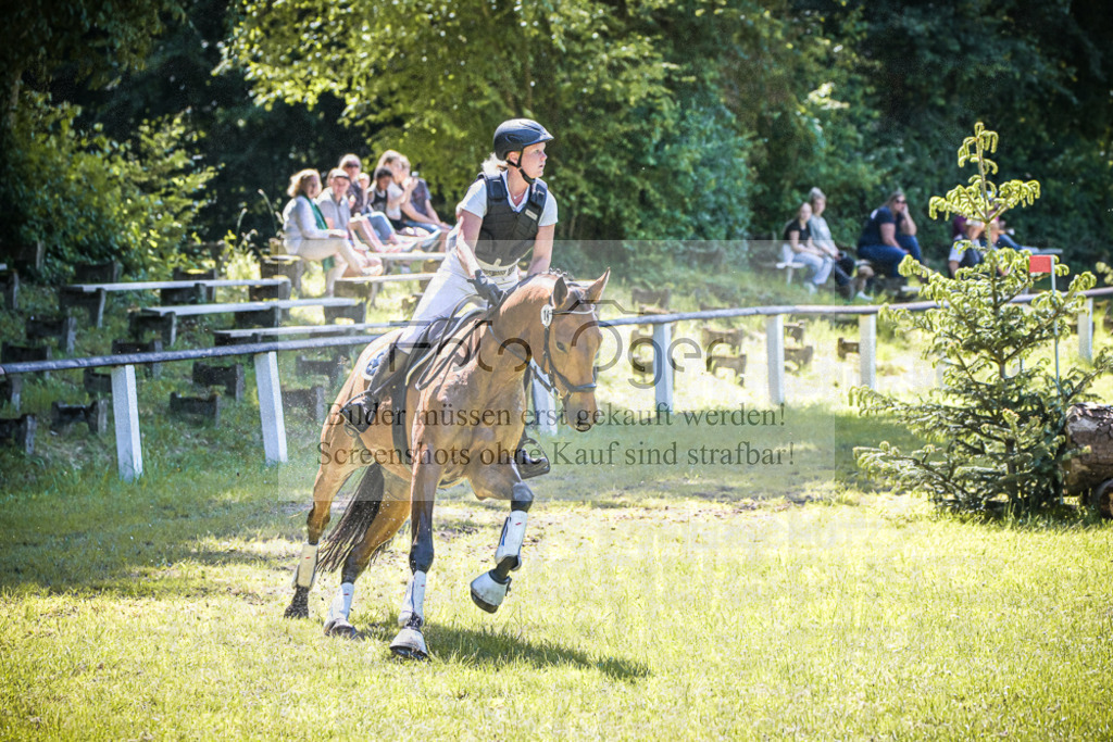 DOS_3661 | Entdecke hochwertige Reitturnierfotos von Foto Oger. Professionell, emotional und authentisch – jetzt Lieblingsmomente im Shop bestellen.Deutschlandweite Turnierfotografie. - Realisiert mit Pictrs.com