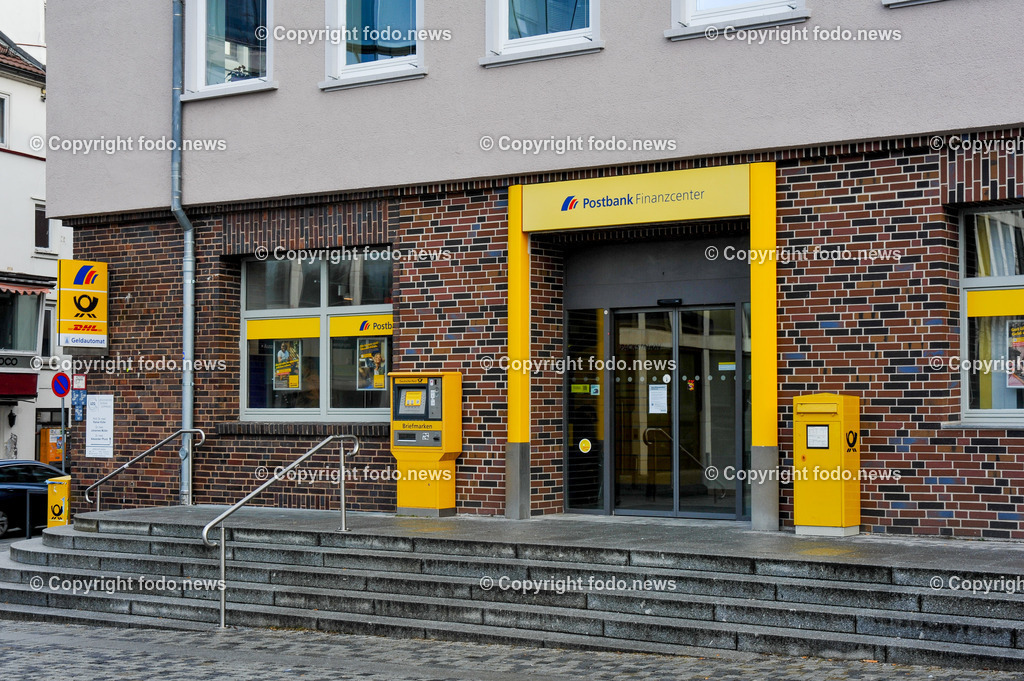 Deutschland_ Baden-Wuerttemberg_ Goeppingen_ 17.01.2025-6 | 17.01.2025, Deutschland, GER, Baden-Wuerttemberg, Goeppingen, im Bild Themenbild, Stadtansichten, Deutsche Post, DHL, Pakete, Briefe, Postbank, Bank, Geld, Gebaeude, Eingang, Ausgang, Automat, Schild, Logo, Reklame