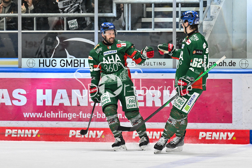 Augsburger Panther - Löwen Frankfurt | AUGSBURG, GERMANY - 16. JANUARY: Jubel der Panther nach dem Treffer zum 6-3 durch Jason BAST (Augsburger Panther 45) / Tor / Torschuetze / Freude / Happy während dem Match zwischen den Augsburger Panthern und den Löwen Frankfurt am 40. Spieltag der penny DEL im Curt Frenzel Stadion