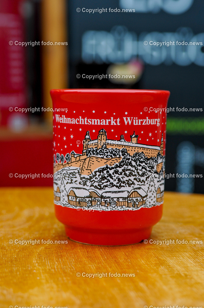 Deutschland_ Bayern_ Wuerzburg_ 13.12.2024-7 | 12.06.2024, Deutschland, GER, Bayern, Wuerzburg im Bild Stadtansichten, Weihnachtlich, Beleuchtung, Becher, Haeferl, Punsch, Gluehwein, Alkohol, kreisfreie Stadt in Bayern, Bezirk Unterfranken