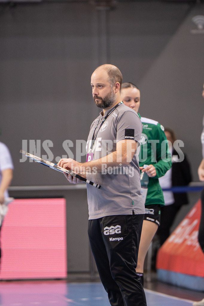 Handball I Frauen I Saison 2025-2026 I 1. HBF I 17. Spieltag I VFL Oldenburg - Thüringer HC I 0837 | Niels Bötel (VfL Oldenburg) - Realisiert mit Pictrs.com