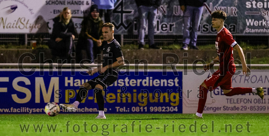2023-10-27_033_VfB_Hallbergmoos_gegen_FC_Schwaig | Hallbergmoos, Deutschland, 27.10.2023:
Fußball, Landesliga Südost 2023 / 2024, 18. Spieltag, VfB Hallbergmoos gegen FC Schwaig, Endergebnis: 2:3

Leon Roth (FC Schwaig, #21), Yannick Saßmann (VfB Hallbergmoos, #33)

Foto: Christian Riedel / fotografie-riedel.net
