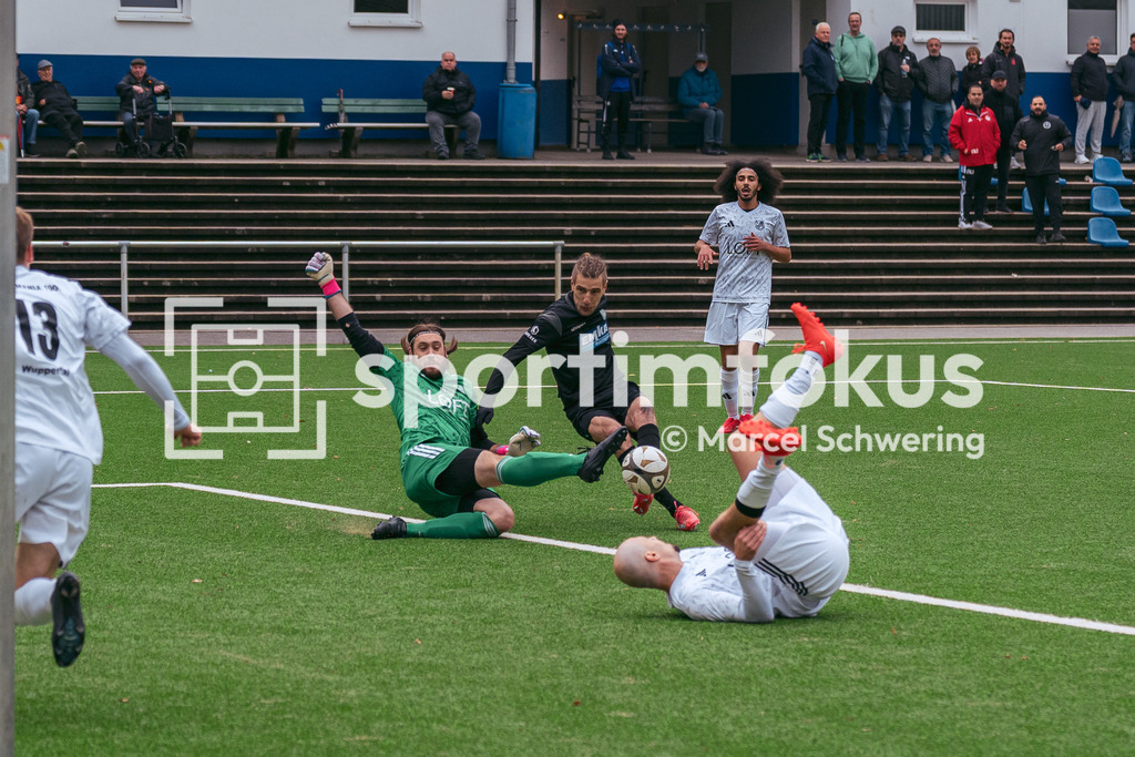 SSV Germania Wuppertal – Cronenberger SC | Leon Wilke (24, SSV Germania Wuppertal) pariert den Schuss von Nermin Hadzic (9, Cronenberger SC). Bezirksliga Niederrhein, Gruppe 2: SSV Germania Wuppertal gegen Cronenberger SC, Wuppertal, 11.10.2026. Endstand: 1:4. sportimfokus / Marcel Schwering - Realisiert mit Pictrs.com
