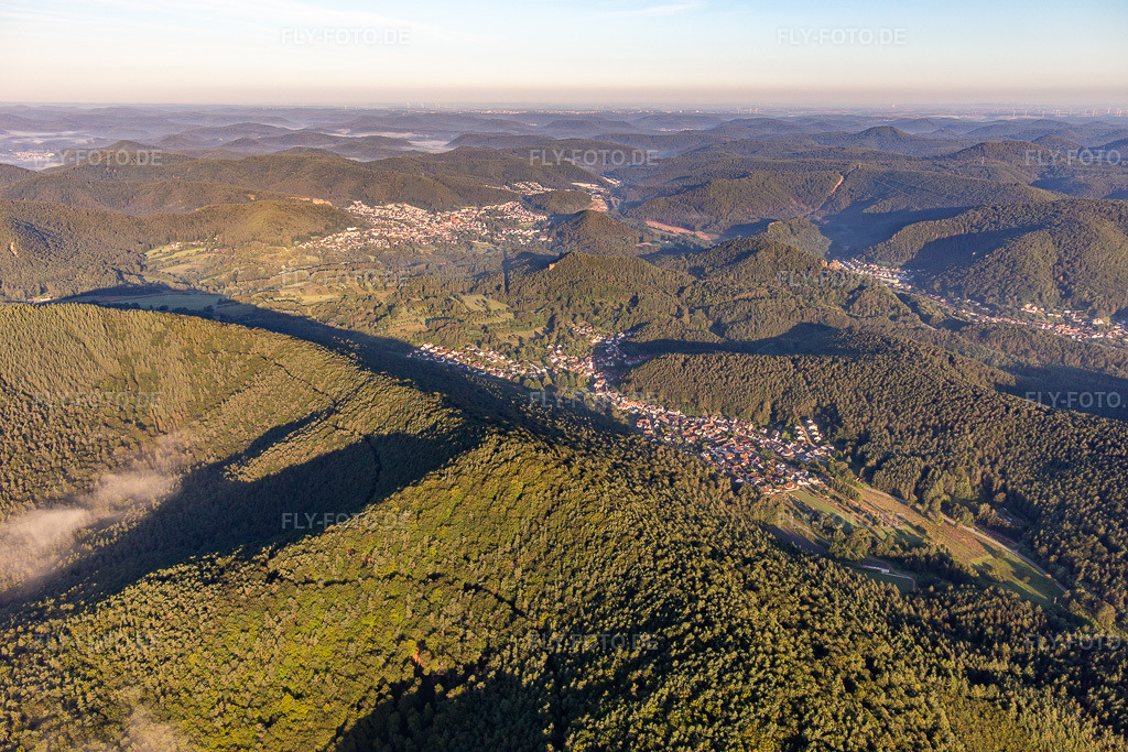 Luftbild: Ortsansicht von Osten in Spirkelbach im Bundesland Rheinland-Pfalz in Deutschland. Foto: IMG_143044.jpg vom 06.08.2024 durch Werner Riehm/FLY-FOTO.de