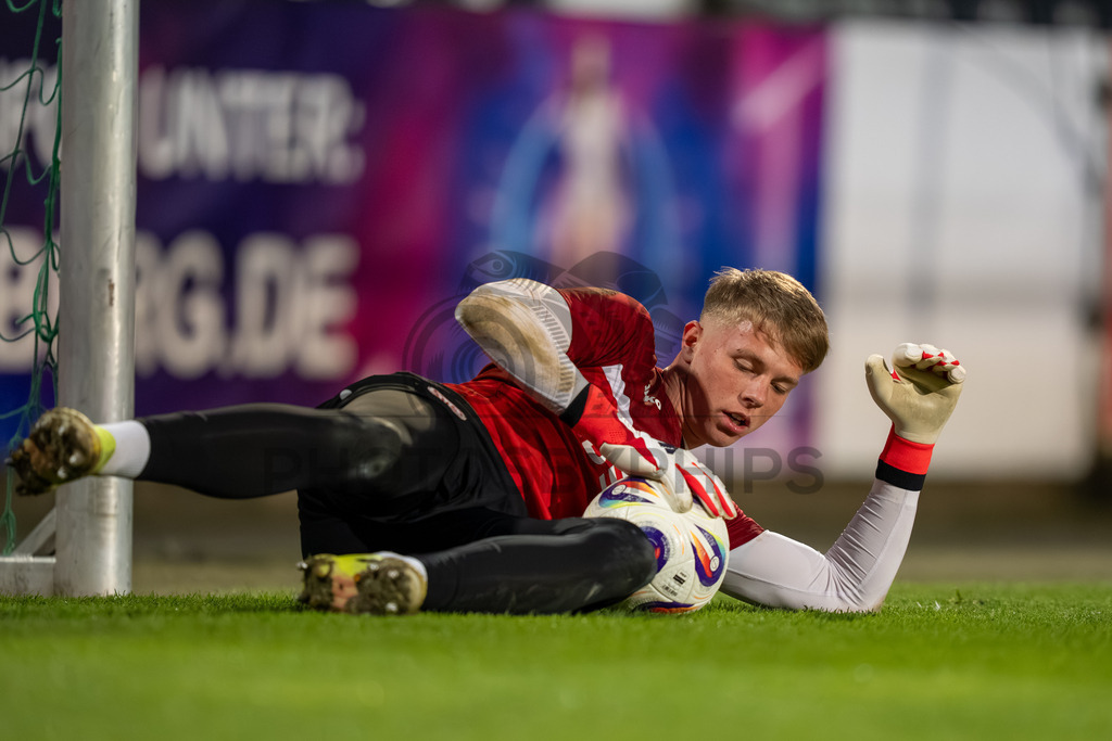VfB Stuttgart II vs. FC Energie Cottbus, Fussball, 3.Liga, 27. Spieltag, Saison 2025/2026, 03.03.2026 | Florian Pascal Hellstern (VfB Stuttgart II, #01),VfB Stuttgart II vs. FC Energie Cottbus, Fussball, 3.Liga, 27. Spieltag, Saison 2025/2026, 03.03.2026Foto: photosbyphips/Philip Ziegler