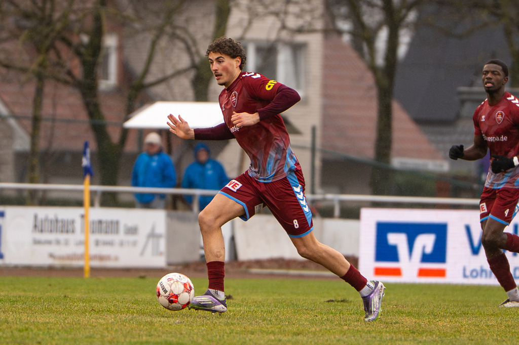 Fußball I Herren I Saison 2025-2026 I Regionalliga Nord I 23. Spieltag I TuS Blau-Weiß Lohne - SC Weiche Flensburg 08 I 0186 | Raul Celotto (8, SC Weiche Flensburg 08) - Realisiert mit Pictrs.com