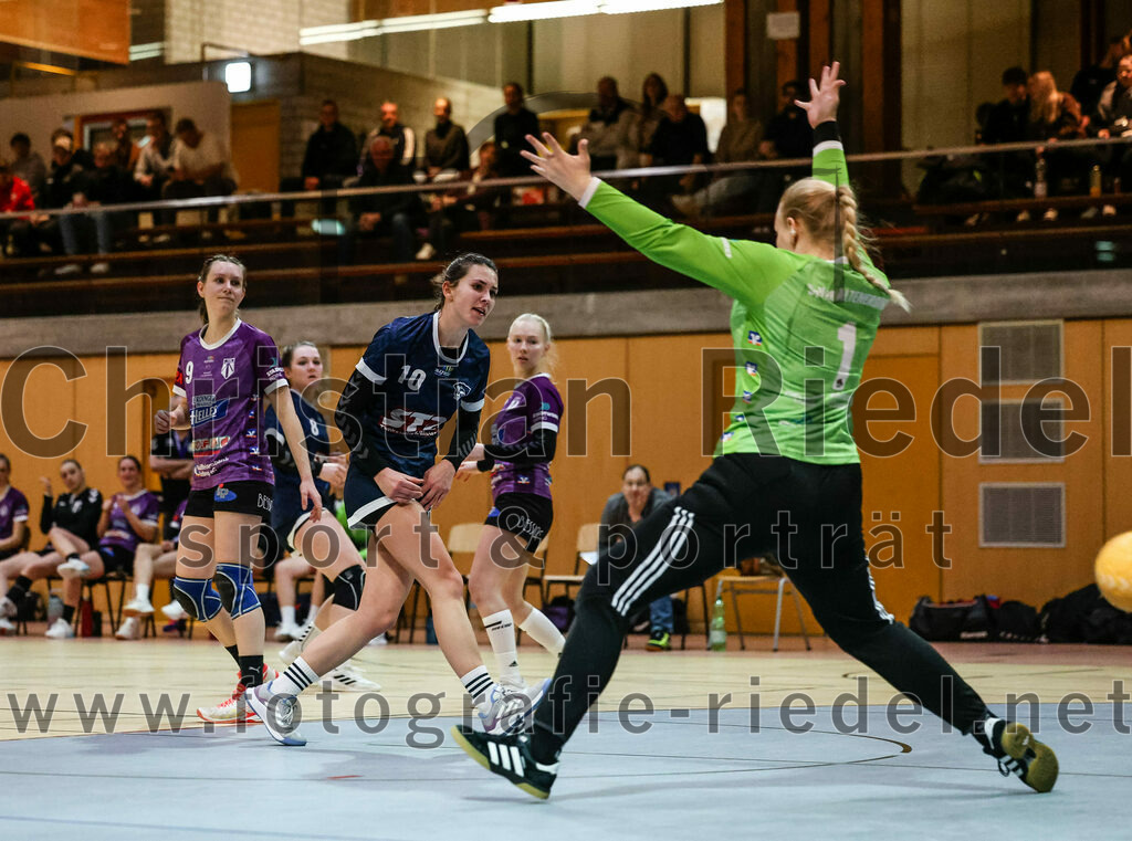 2024-02-03_064_SpVgg_Altenerding_gegen_SpVgg_Erdweg | Erding, Deutschland, 03.02.2024:
Handball, Bezirksoberliga Frauen Altbayern 2023 / 2024, 13. Spieltag, SpVgg Altenerding gegen SpVgg Erdweg, Endergebnis: 25:21

Julia Kranich (SpVgg Altenerding, #9), Christina Baumann (SpVgg Erdweg, #10), Torfrau Hanna Obermair (SpVgg Altenerding, #1)

Foto: Christian Riedel / fotografie-riedel.net
