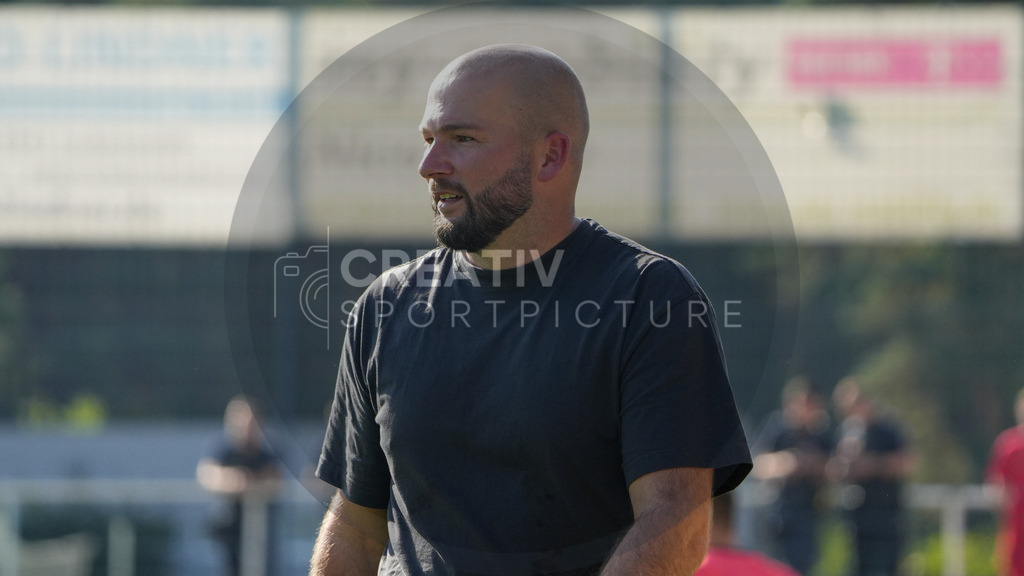 Fußball, Herren, Saison 2025/2026, Regionalliga Nordost, 10. Spieltag, FSV 63 Luckenwalde vs. BSG Chemie Leipzig, Samstag 27.09.2025, Werner-Seelenbinder-Stadion Luckenwalde, | Fußball, Herren, Saison 2025/2026, Regionalliga Nordost, 10. Spieltag, FSV 63 Luckenwalde vs. BSG Chemie Leipzig, Samstag 27.09.2025, Werner-Seelenbinder-Stadion Luckenwalde, Im Bild: Michael Braune (Cheftrainer Luckenwalde) - Realisiert mit Pictrs.com