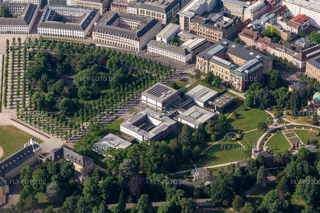 Bundesverfassungsgericht beim Botanischer Garten Karlsruhe http://www.bundesverfassungsgericht.de/ https://www.botanischer-garten-karlsruhe.de/ | Luftbild: Bundesverfassungsgericht beim Botanischer Garten Karlsruhe http://www.bundesverfassungsgericht.de/ https://www.botanischer-garten-karlsruhe.de/ im Ortsteil Innenstadt-West in Karlsruhe im Bundesland Baden-Württemberg in Deutschland. Foto: IMG_131582.jpg vom 22.05.2022 durch ©2025 Werner Riehm fly-foto.de/copyright - Realisiert mit Pictrs.com