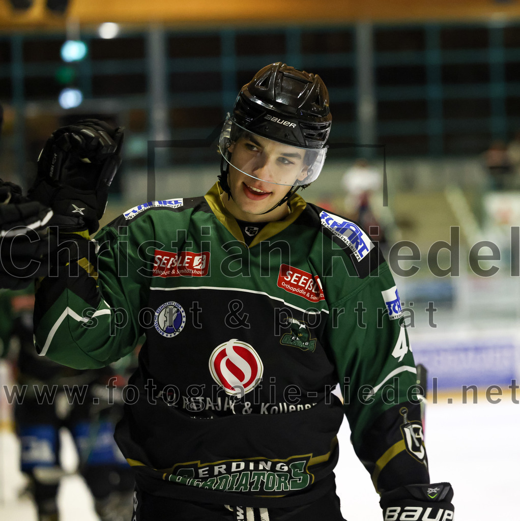2023-01-13_072_TSV_Erding_gegen_VfE_Ulm-Neu-Ulm | Erding, Deutschland, 13.01.2023:
Eishockey, Bayernliga 2022 / 2023, 27. Spieltag, TSV Erding gegen VfE Ulm/Neu-Ulm, Endergebnis: 6:1

Paul Wallek (Erding Gladiators, #44)

Foto: Christian Riedel / fotografie-riedel.net