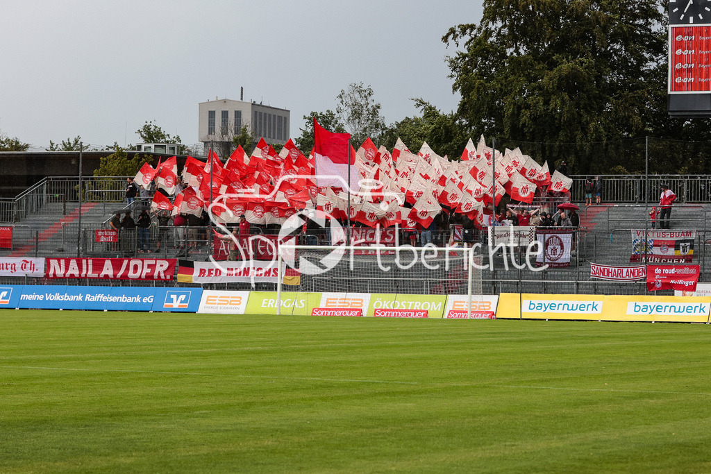 SV Wacker Burghausen - FC Bayern Amateure | Die mitgereisten Fans aus Muenchen feuern ihr Team an / Choreo / Pyrotechnik / Pyro / Ultras /