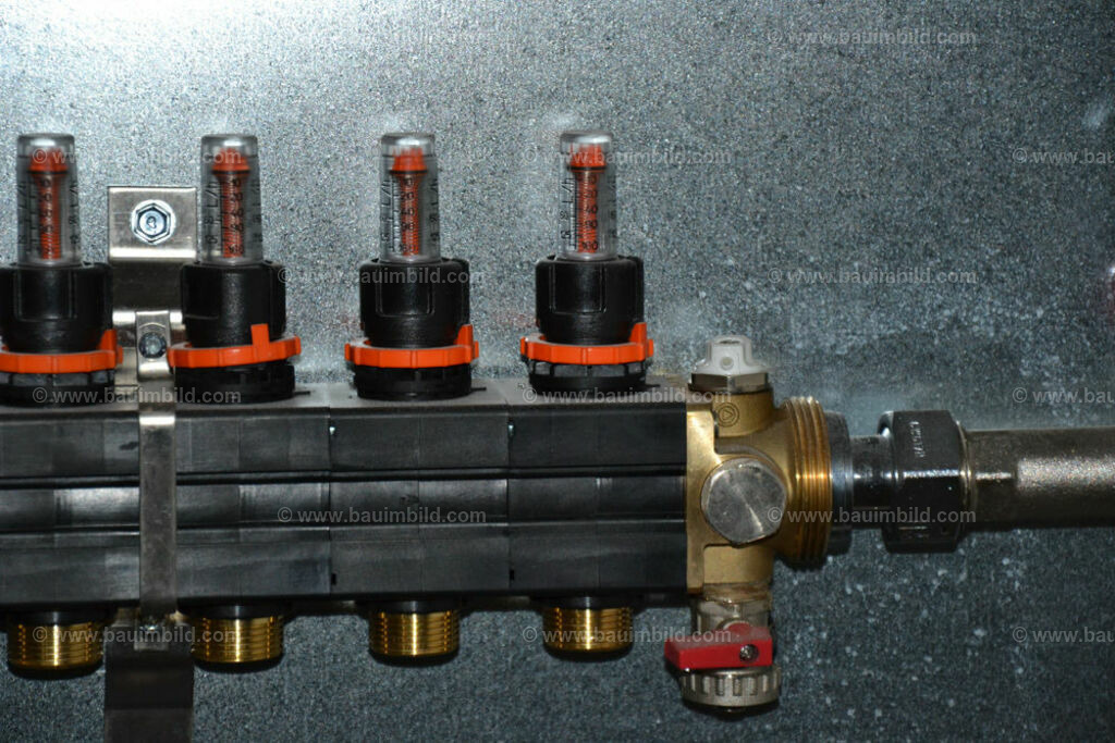 bib-lg16-heizung-0043 | Nach LV-Leistungsgruppen sortierte Detailfotos über den Bau eines Hauses. Alle Hausbau-Bilder direkt vom Urheber und Autor der Website Haus-Selber-Bauen.com