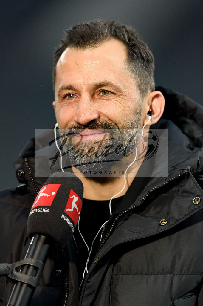 BSCFCB20220123_014 | Fussball, Herren: Sport-Vorstand Hasan Salihamidzic (FC Bayern Muenchen) im Interview bei dem Spiel der 1. Bundesliga zwischen Hertha BSC und FC Bayern Muenchen im Olypiastadion am 23.01.2022 in Berlin, Deutschland.DFB / DFL REGULATIONS PROHIBIT ANY USE OF PHOTOGRAPHS AS IMAGE SEQUENCES AND/OR QUASI-VIDEO. - Realisiert mit Pictrs.com