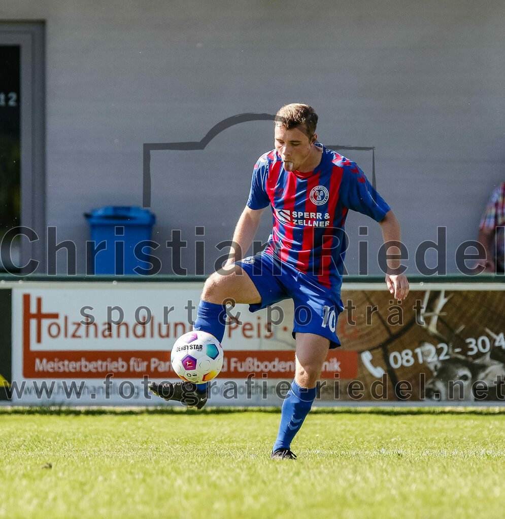 2023-09-16_020_FC_Langengeisling_gegen_TSV_Dorfen | Erding, Deutschland, 16.09.2023:
Fußball, Bezirksliga Oberbayern Ost 2023 / 2024, 9. Spieltag, FC Langengeisling gegen TSV Dorfen, Endergebnis: 3:1

Fabio Zöller (TSV Dorfen, #10)

Foto: Christian Riedel / fotografie-riedel.net