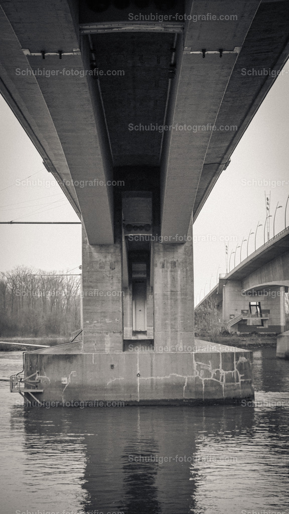 Nibelungenbrücke | Brücke von unten mi Gewässer - Realisiert mit Pictrs.com