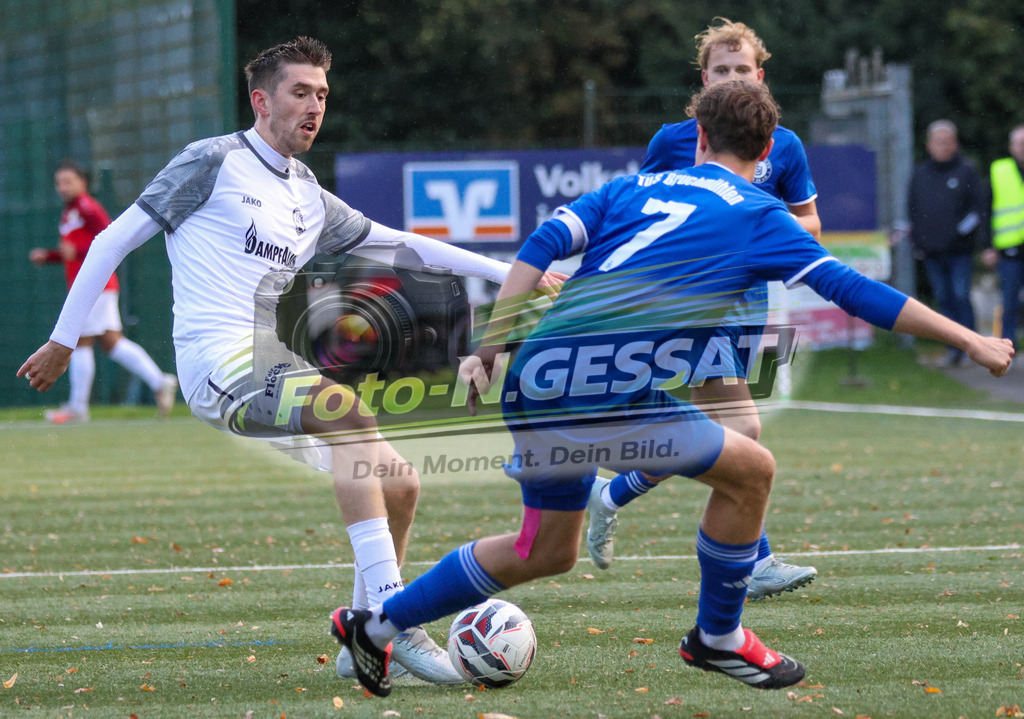 TuS Bruchmühlen - Bünder SV | Auf dem Bild zu sehen: blau TuS Bruchmühlen: Jan Weiffenbach ; weiß Bünder SV: Niklas Stuckenholz  TuS Bruchmühlen, Bünder SV, Saison 26/27, Kreisliga A, Bruchmühlen, Deutschland - Realisiert mit Pictrs.com