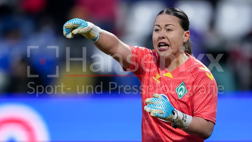 Fussball, Google Pixel Frauen-Bundesliga, TSG 1899 Hoffenheim - SV Werder Bremen | Mariella El Sherif (Torhüterin, Torwart, Werder, 39), gibt Anweisungen, gestikuliert, mit den Armen gestikulieren, Einzelbild, Einzelfoto, Aktion, Action, 01.02.2026, Sinsheim (Hoffenheim)  (Deutschland), Fussball, Google Pixel Frauen-Bundesliga, TSG 1899 Hoffenheim - SV Werder Bremen, DFB/DFL REGULATIONS PROHIBIT ANY USE OF PHOTOGRAPHS AS IMAGE SEQUENCES AND/OR QUASI-VIDEO., DIE DFB-RICHTLINIEN UNTERSAGEN JEGLICHE NUTZUNG VON FOTOS ALS SEQUENZBILDER UND/ODER VIDEOÄHNLICHE FOTOSTRECKEN. DFB REGULATIONS PROHIBIT ANY USE OF PHOTOGRAPHS AS IMAGE SEQUENCES AND/OR QUASI-VIDEO.