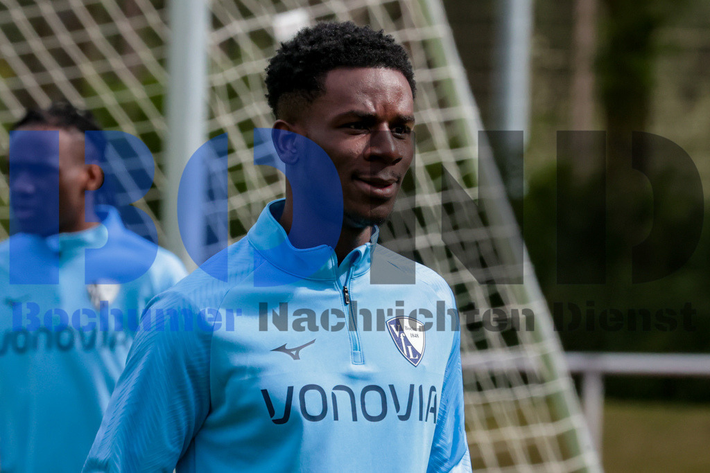 1. Fussball Bundesliga:  Trainingsauftakt VfL Bochum 1848 {date} -  | {headline}(Foto: Sebastian Sendlak / BOND)DFL regulations prohibit any use of photographs as image sequences and/or quasi-videos. - Realisiert mit Pictrs.com