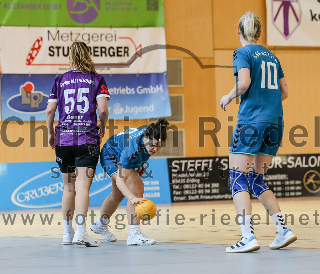 2024-02-24_005_SpVgg_Altenerding_gegen_SSG_Metten_Frauen | Erding, Deutschland, 24.02.2024:
Handball, Bezirksoberliga Frauen Altbayern 2023 / 2024, 15. Spieltag, SpVgg Altenerding gegen SSG Metten, Endergebnis: 32:28

Verena Bauer (SpVgg Altenerding, #55), Kaltrina Zegiri (SSG Metten, #9), Lena Steininger (SSG Metten, #10)

Foto: Christian Riedel / fotografie-riedel.net