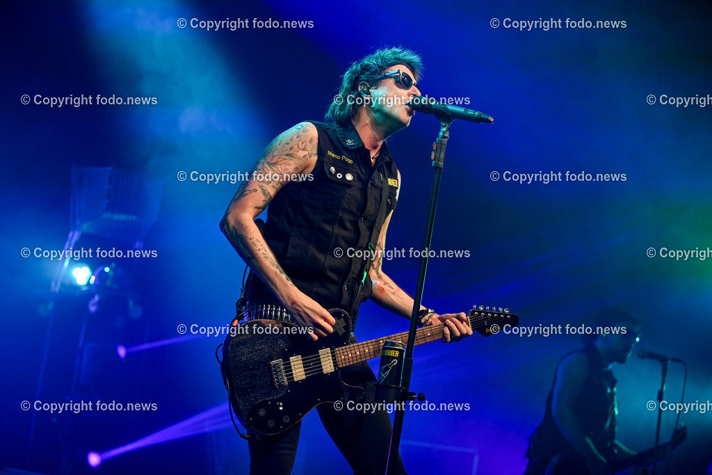 Posthof_ Turbobier_ Konzert_ 15.03.2024-89 | 15.03.2024, Linz, AUT, Posthof, Konzert Turbobier, im Bild Marco Pogo alias Dominik Wlazny (Saenger, Konzepter und Songwriter,  Gitarrist der oesterreichischen Punk-Rock-Band Turbobier, weiters Politiker der Bierpartei, Bezirksrat in Wien Simmering, Praesidentschaftskandidat, Arzt, Mediziner)