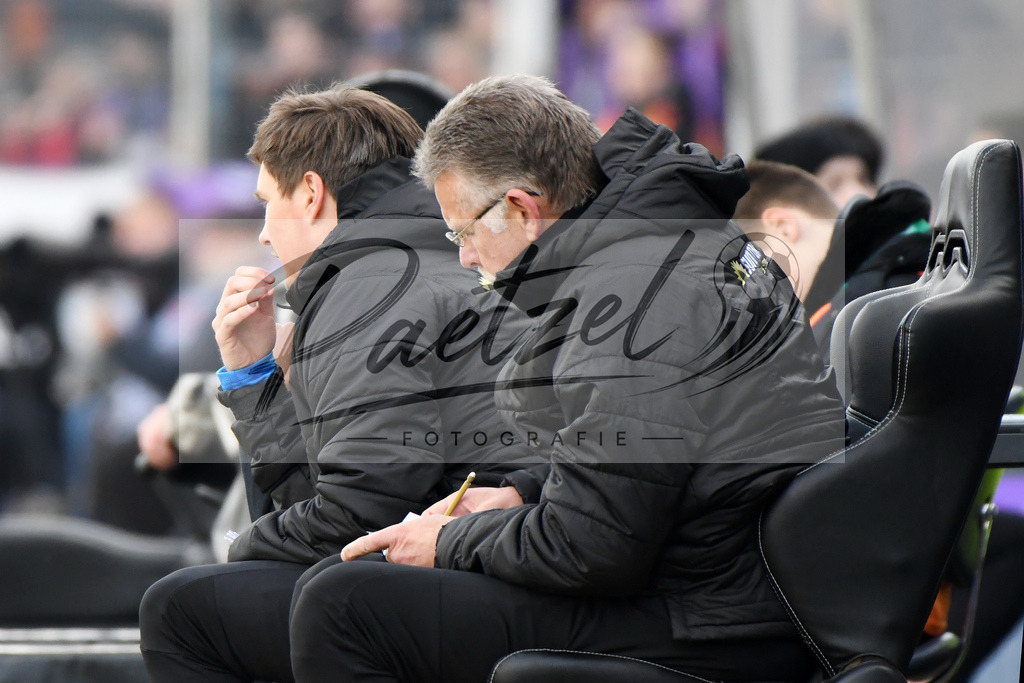 20200208_OSNFCN_0094 | Fußball, Herren: Co-Trainer Merlin Polzin (VfL Osnabrueck) und Torwart-Trainer Rolf Meyer (VfL Osnabrueck) schauen waehrend des Spiels der 2. Bundesliga zwischen VfL Osnabrueck und 1. FC Nuernberg im Stadion an der Bremer Bruecke am 08.02.2020 in Osnabrueck, Deutschland.DFB / DFL REGULATIONS PROHIBIT ANY USE OF PHOTOGRAPHS AS IMAGE SEQUENCES AND/OR QUASI-VIDEO. - Realisiert mit Pictrs.com