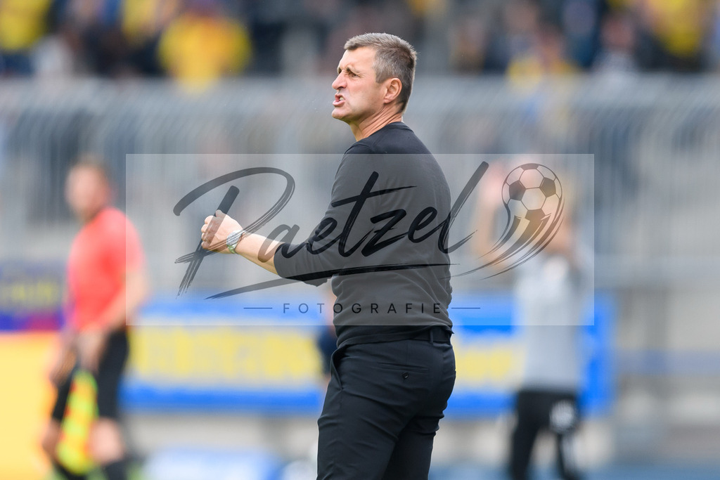 EBSTSV20210828_041 | Fussball, Herren: Trainer Michael Koellner (TSV 1860 Muenchen) gestikuliert beim Spiel der 3. Liga zwischen Eintracht Braunschweig und TSV 1860 Muenchen im Eintracht-Stadion am 28.08.2021 in Braunschweig, Deutschland.DFB / DFL REGULATIONS PROHIBIT ANY USE OF PHOTOGRAPHS AS IMAGE SEQUENCES AND/OR QUASI-VIDEO. - Realisiert mit Pictrs.com