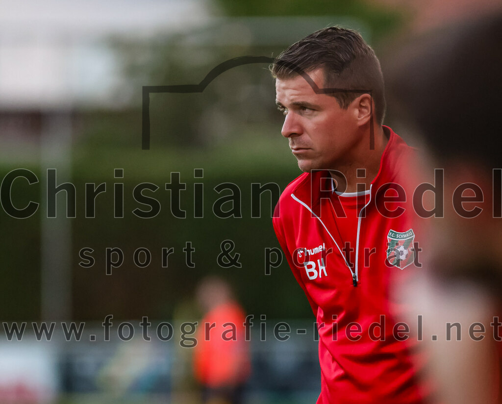 2023-09-01_031_FC_Schwaig_gegen_TSV_Gruenwald | Oberding, Deutschland, 01.09.2023:
Fußball, Landesliga Südost 2023 / 2024, 9. Spieltag, FC Schwaig gegen TSV Grünwald, Endergebnis: 3:1

Trainer Benjamin Held (FC Schwaig)

Foto: Christian Riedel / fotografie-riedel.net