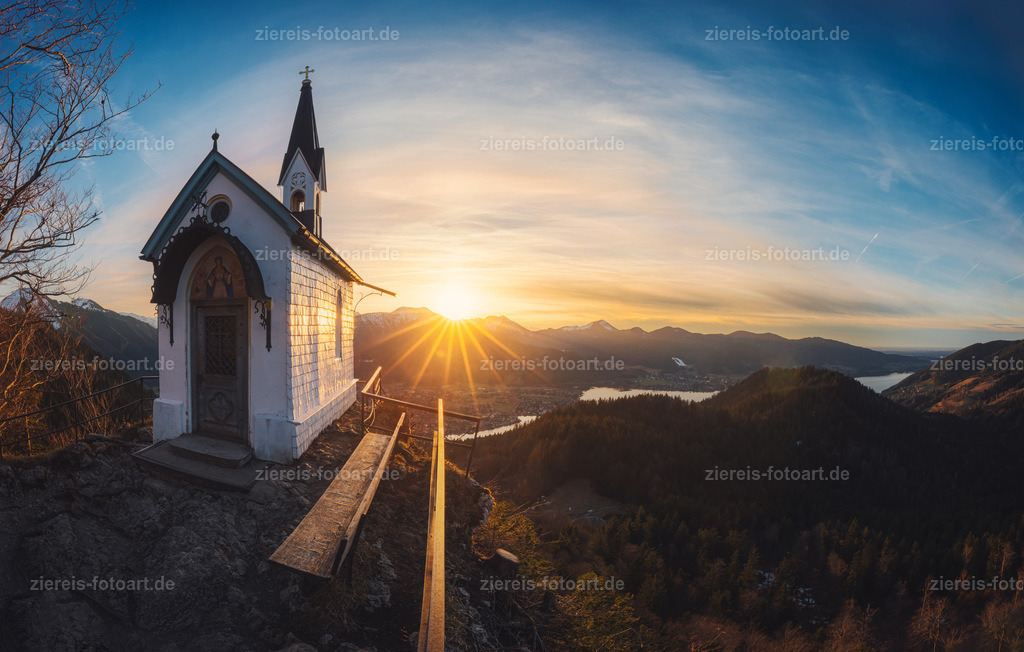 Die Riedersteinkapelle im Abendlicht | Sonnenuntergang am Riederstein überm Tegernsee - Realisiert mit Pictrs.com