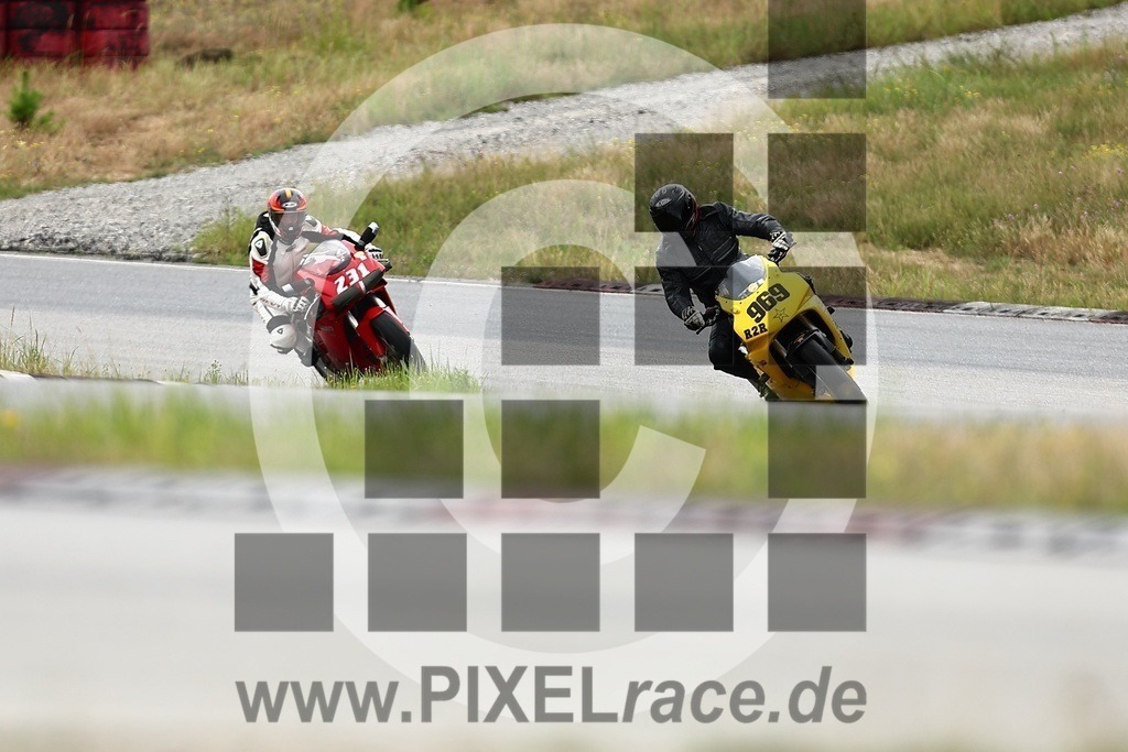 0969-20250726_03622 | Schöne Erinnerungen an spannende Momente - das festzuhalten ist unser Job. PIXELrace.de ist seit 2003 auf den Rennstrecken Europas unterwegs um die Action draußen beim Fahren und die wunderbare Stimmung imm Fahrerlager für euch einzufangen.