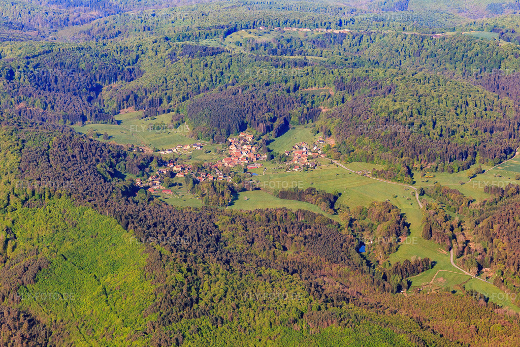 Dorfansicht in den Nordvogense aus Nordosten | Luftbild: Dorfansicht in den Nordvogense aus Nordosten in Hinsbourg im Bundesland Bas-Rhin in Frankreich. Foto: IMG_146038.jpg vom 01.05.2025 durch Werner Riehm/FLY-FOTO.de - Realisiert mit Pictrs.com