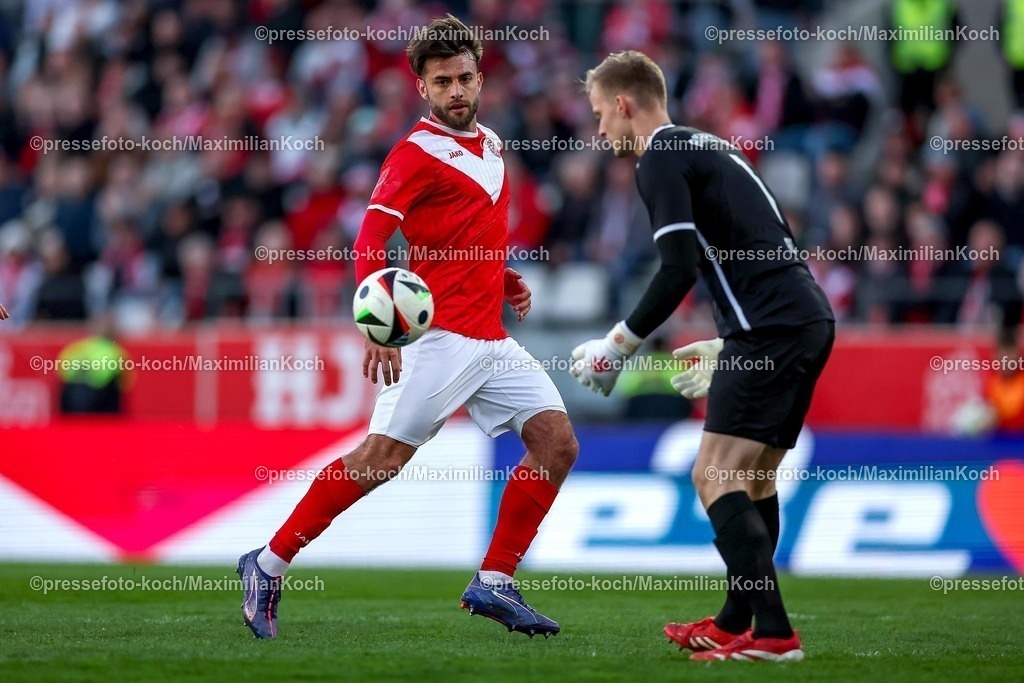 RWE06042501121 | 2025.04.06, Fußball, 3.Liga, Rot-Weiss Essen - FC Hansa Rostock, Stadion Hafenstraße, Saison 2024 2025: Jose-Enrique Rios Alonso (RWE #23) neben Torwart Jakob Golz (RWE #1) DFB regulations prohibit any use of photographs as image sequences and or quasi-video.