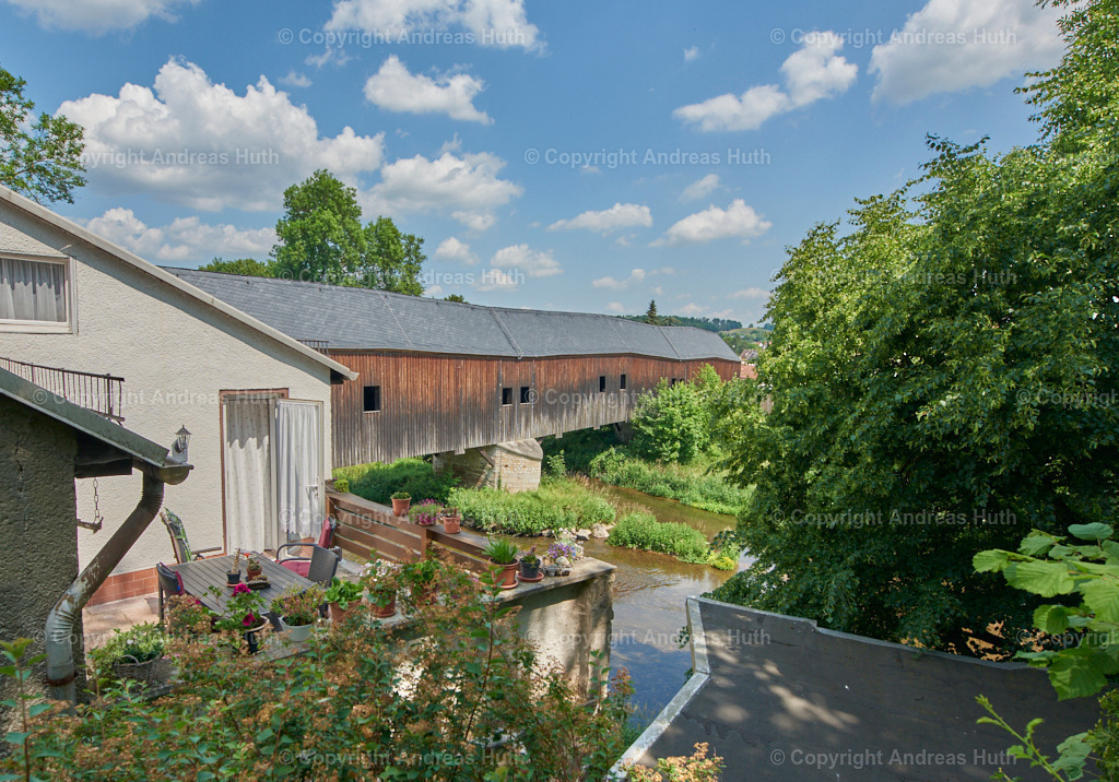 Die 1786 errichtete_ schindelgedeckte historische Holzbrücke Wünschendorf über die Weiße Elster 02 | Bedeutsame Landschaften Deutschlands - Realisiert mit Pictrs.com
