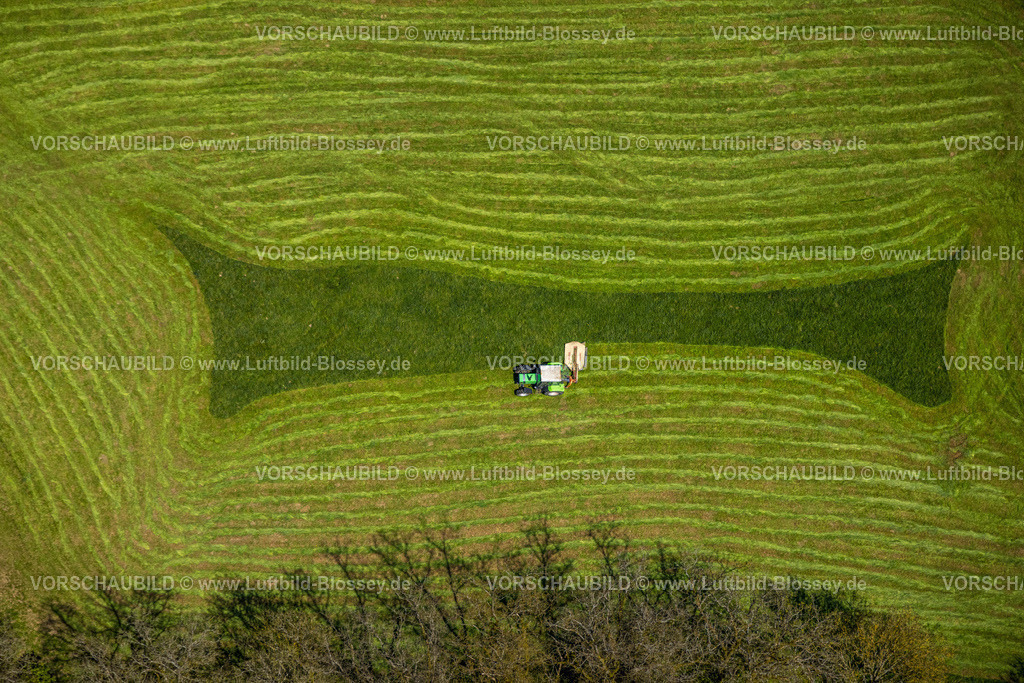 Eslohe230505680 | Luftbild, Landwirtschaftliche Feldarbeit mit Traktor, Formen und Farben, Niedersalwey, Eslohe, Sauerland, Nordrhein-Westfalen, Deutschland