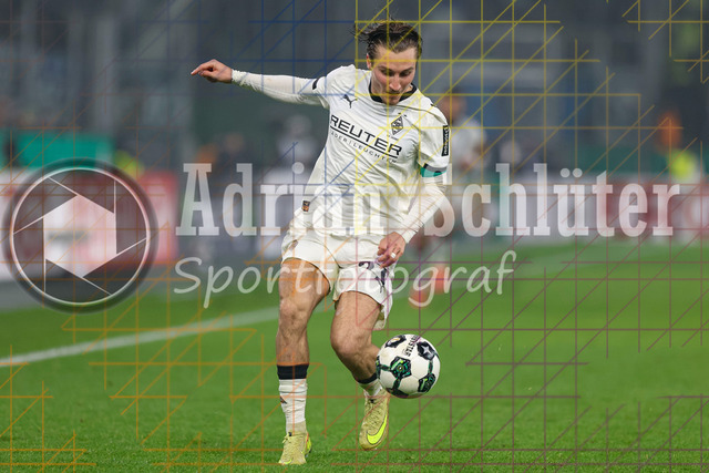 Borussia Mönchengladbach vs Karlsruher SC - DFB-Pokal 2. Runde | Mönchengladbach, Deutschland, 28.10.25:   Rocco Reitz (Borussia Mönchengladbach) in Aktion am Ball, Einzelaktion waehrend des Spiels der DFB-Pokal 2. Runde zwischen Borussia Mönchengladbach vs Karlsruher SC im Stadion im Borussia Park(Foto von Brauer-Fotoagentur / Adrian Schlueter)