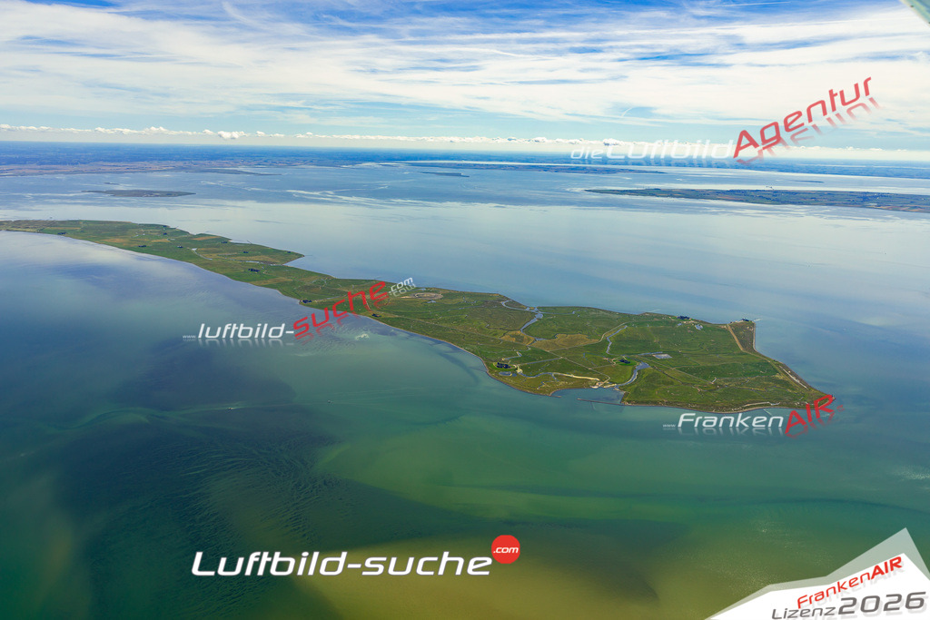 Das Luftbild der Stadt Langeneß wurde 2022 vom Flugzeug heraus erstellt (keine Drohnen-Aufnahmen) Aufnahmehöhe ca.450 Meter- hohe Bildauflösung und Druck-Qualität. Garantiert!