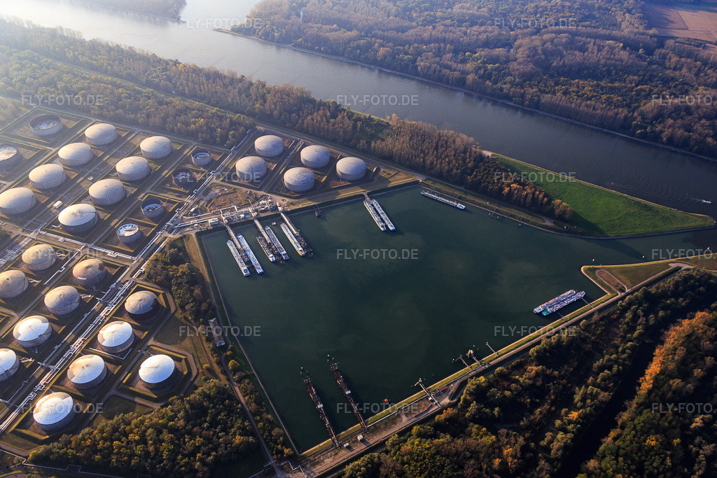 Luftbild: Öltanker im Ölhafen der MIRO am Rhein im Ortsteil Knielingen in Karlsruhe im Bundesland Baden-Württemberg in Deutschland. Foto: IMG_075489.jpg vom 26.10.2014 durch Werner Riehm/FLY-FOTO.de