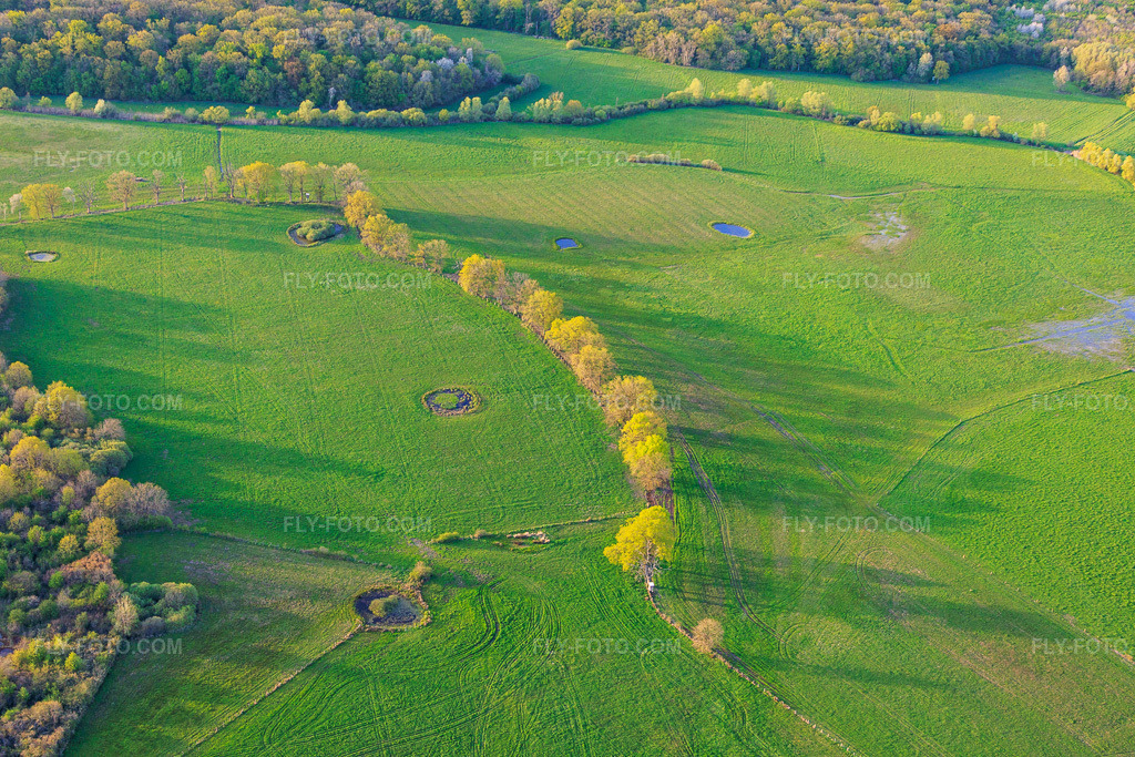 Aerial view: Circular waterholes in meadows in Grostenquin in the state Moselle, France. – Photo: IMG_154352.jpg taken on 04/17/2026 by Werner Riehm/FLY-FOTO.com – Resolution of the original: 6000 x 4000 px