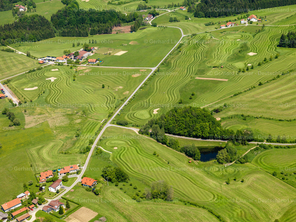 2724214 | Golf-Club Poppenreut POPPENREUT 19.05.2007 Landwirtschaftliche Nutzflächen und Feldgrenzen  umsäumen das Siedlungsgebiet des Dorfes in Poppenreut im Bundesland Bayern, Deutschland // Agricultural land and field boundaries surround the settlement area of the village  in Poppenreut in the state Bavaria, Germany Foto: Gerhard Launer