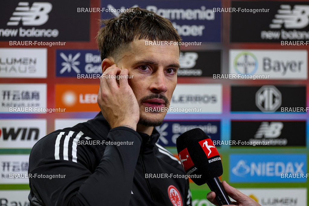 Bayer 04 Leverkusen vs Eintracht Frankfurt - Bundesliga  | Leverkusen, Deutschland, 12.09.25:   Robin Koch (Eintracht Frankfurt) im Interview waehrend des Spiels der Bundesliga zwischen  Bayer 04 Leverkusen vs Eintracht Frankfurt in der BayArena(Foto von Brauer-Fotoagentur / Adrian Schlueter)