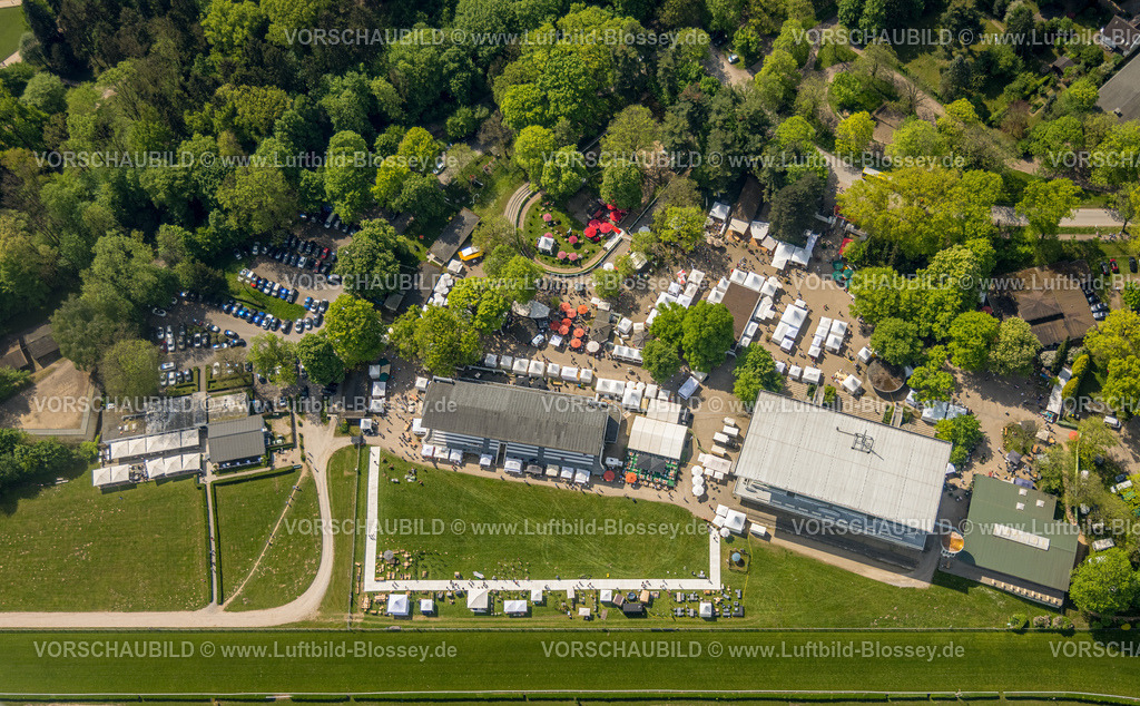 Duesseldorf240501078 | Luftbild, Tribünen und Gästebereich mit Sonnenschirmen und Pavillons, an der Pferderennbahn Grafenberg, Galopprennbahn Düsseldorf, Düsseldorfer Reiter- und Rennverein, Ludenberg, Düsseldorf, Rheinland, Nordrhein-Westfalen, Deutschland