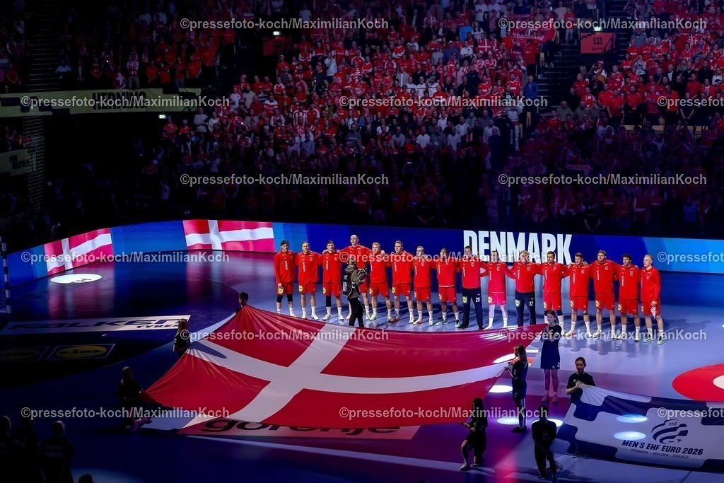 EHF22012603008 | 22.01.2026, Handball, Men's EHF EURO 2026, Frankreich - Dänemark, Jyske Bank Boxen in Herning, Dänemark, Main Round: Das dänische Team steht bei der Nationalhymne Arm in Arm zusammen.  