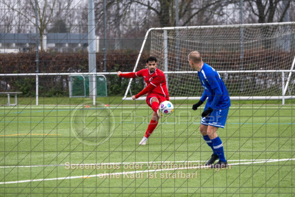 20251130_132227_0106 | #,FC Illiria Göppingen II (rot) vs. VfR Süßen II (blau), Fussball, Kreisliga B10 - Bezirk Neckar/Fils, 15. Spieltag, Saison 2025/2026, Kunstrasenplatz Nord, Hohenstaufenstraße 116, 73033 Göppingen, 30.11.2025 - 13:00 Uhr,Foto: PhotoPeet-Sportfotografie/Peter Harich