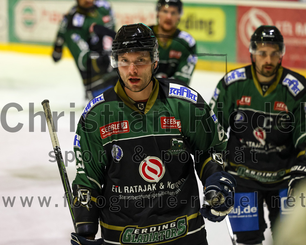 2022-12-02_095_TSV_Erding_gegen_EV_Pegnitz | Erding, Deutschland, 02.12.2022:
Eishockey, Bayernliga 2022 / 2023, 17. Spieltag, TSV Erding gegen EV Pegnitz, Endergebnis: 9:3

Thomas Plihal (Erding Gladiators, #65)

Foto: Christian Riedel / fotografie-riedel.net