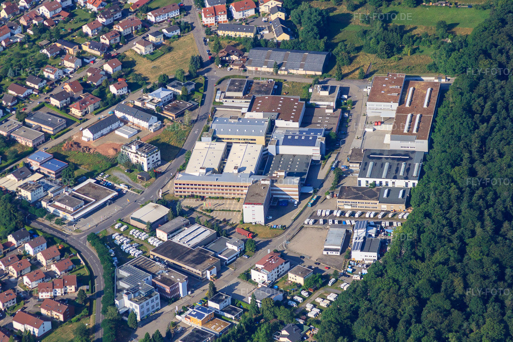 Luftbild: Industriegebiet Robert-Bosch-Straße mit Carl Benzinger GmbH - Drehmaschinen seit über 100 Jahren, Herbert Richter Metallwaren -Apparatebau GmbH & Co. KG und Karcher AG im Ortsteil Büchenbronn in Pforzheim im Bundesland Baden-Württemberg in Deutschland.Foto: IMG_69966.jpg vom 06.07.2014 durch Werner Riehm/FLY-FOTO.deAuflösung des Originals: 4752 x 3168 pxBENZINGER - Drehmaschinen und Fräsmaschinen HerstellerKarcher AG