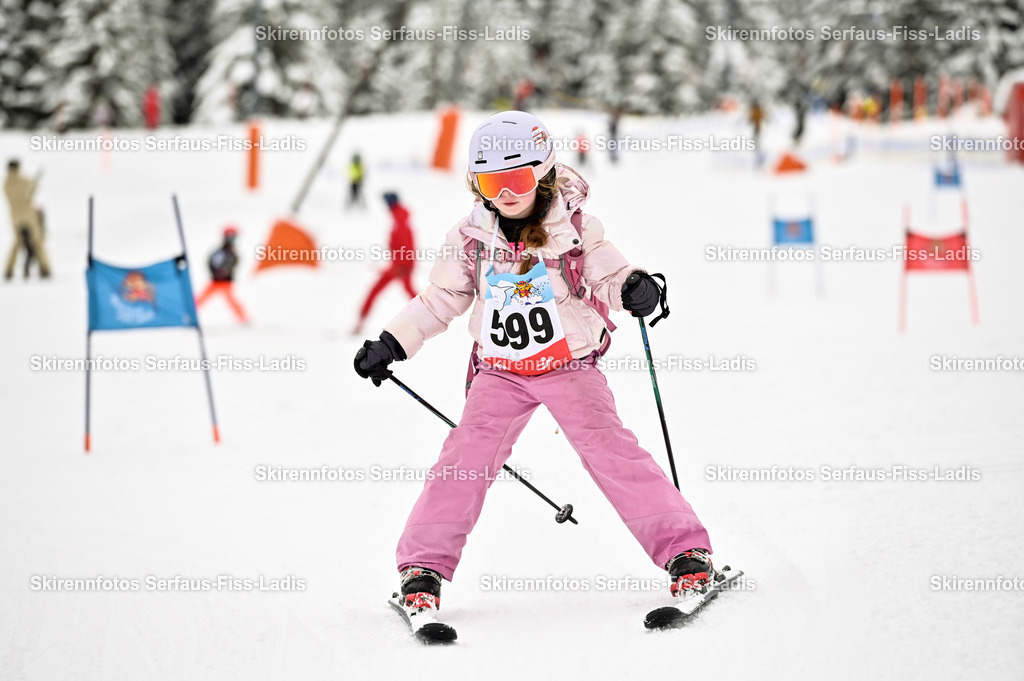 SRF_20.02.2026_0580 | Skirennfotos,Serfaus,Fiss,Ladis,Kinderskirennen,Winter,Tirol,Oberland,skirace,SFL,feelfree,weil wir's genießen,ski,Ski,skifahren,Sonnenplateau, - Realisiert mit Pictrs.com