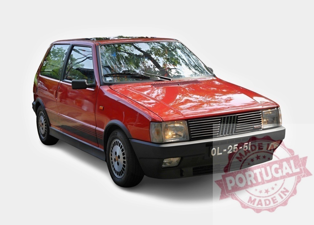 Red Fiat Uno Turbo i.E. Parking in a parking lot | Classic red Fiat Uno Turbo i.E. From the 80s parked in a parking lot - Realisiert mit Pictrs.com
