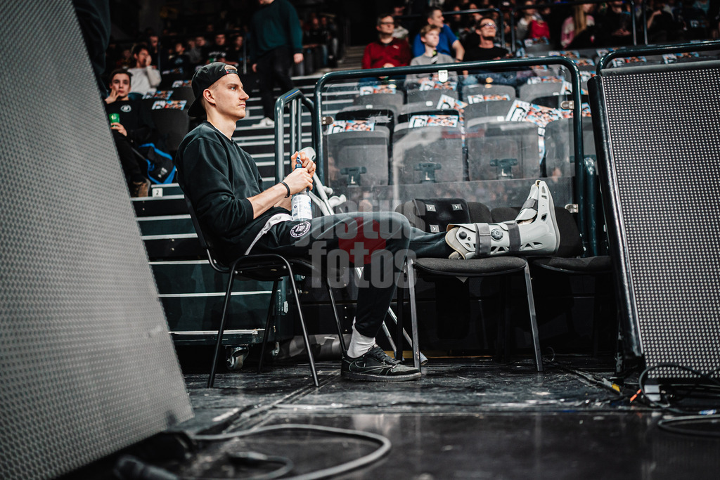 Basketball | Männer | Saison 2024/2025 | easyCredit Basketball Bundesliga | 12. Spieltag | Veolia Towers Hamburg vs. MHP Riesen Ludwigsburg | 21.12.2024 | Der verletzte Zsombor Maronka (#5, Veolia Towers Hamburg)