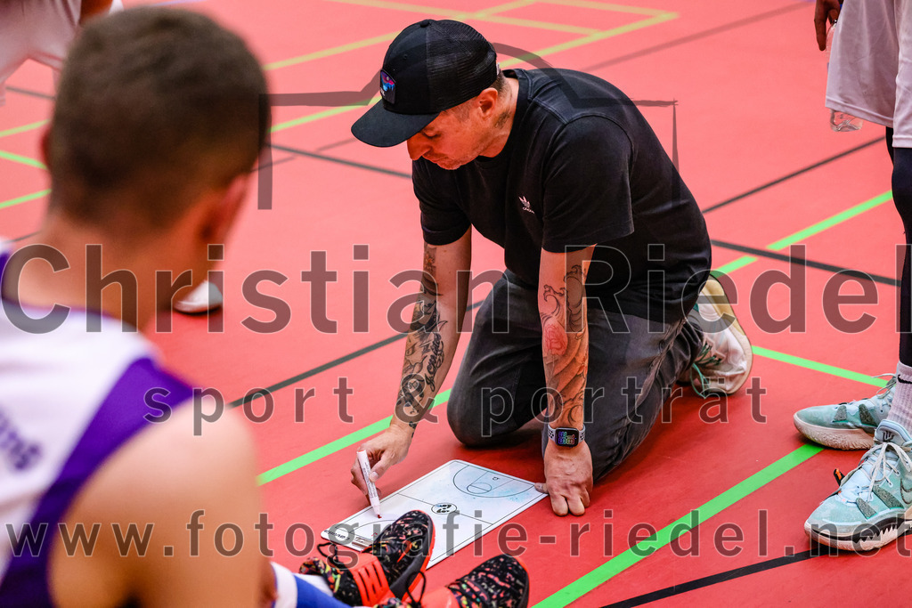 2022-05-29_034_SpVgg_Altenerding_gegen_Muenchen_Basket_2 | Erding, Deutschland, 29.05.2022:
Basketball, Bezirksliga 2021 / 2022, Herren Turnier der 2. der Aufstiegsrunden, SpVgg Altenerding gegen München Basket 2, Endergebnis: 

Trainer Christos Takis Paraschidis (SpVgg Altenerding)

Foto: Christian Riedel / fotografie-riedel.net