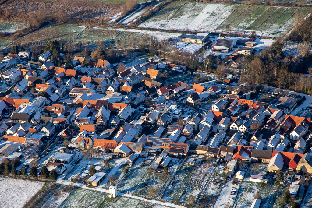 Luftbild: Waschgasse im Winter bei Schnee in Winden im Bundesland Rheinland-Pfalz in Deutschland. Foto: IMG_135628.jpg vom 16.12.2022 durch Werner Riehm/FLY-FOTO.de
